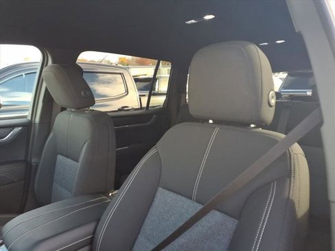 Used 2025 GMC Acadia Elevation image 13