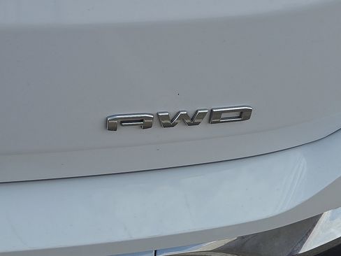 Used 2024 GMC Terrain SLT image 9