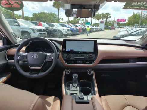 Used 2025 Toyota Grand Highlander AWD image 18