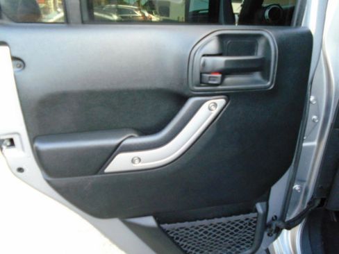 Used 2018 Jeep Wrangler Unlimited Sahara w/ Connectivity Group image 10