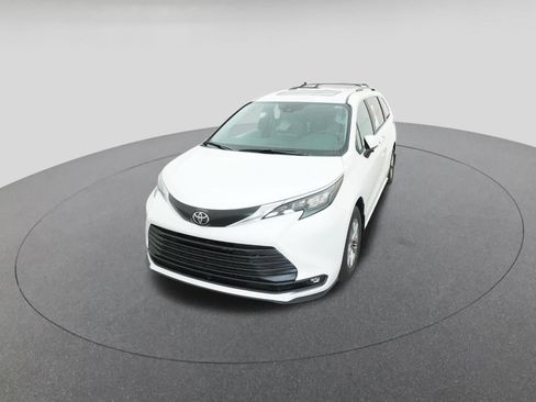 New 2026 Toyota Sienna XLE FWD image 16