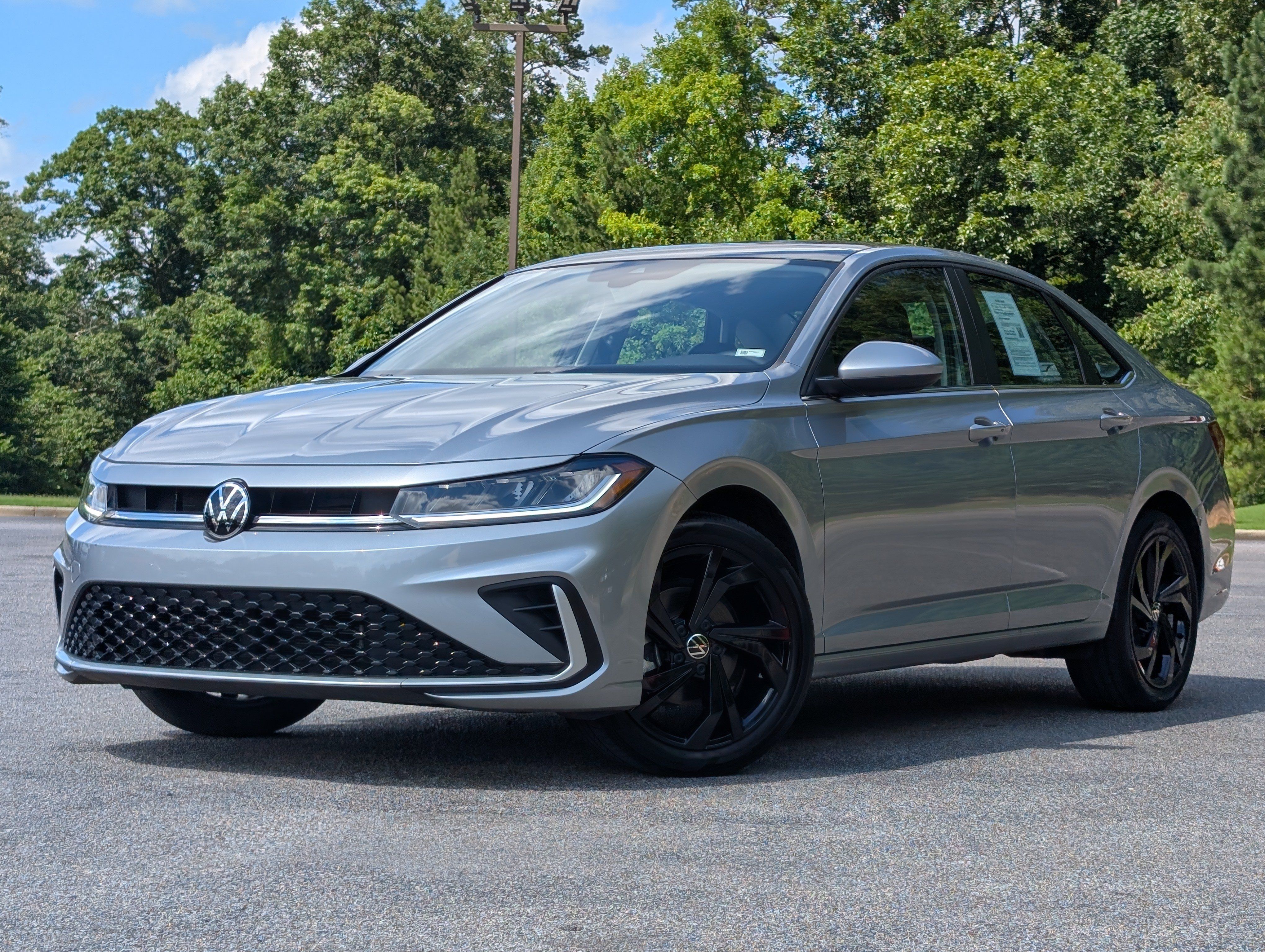 Used 2025 Volkswagen Jetta SE w/ Sunroof Package FWD image 4