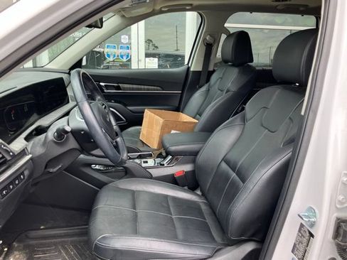 Used 2024 Kia Telluride EX w/ EX Captain's Chair Package FWD image 2