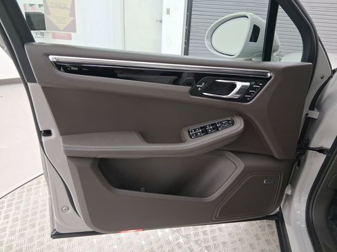 Used 2026 Porsche Macan image 21