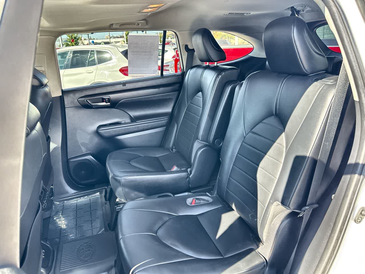 Used 2021 Toyota Highlander XLE AWD/4WD image 12