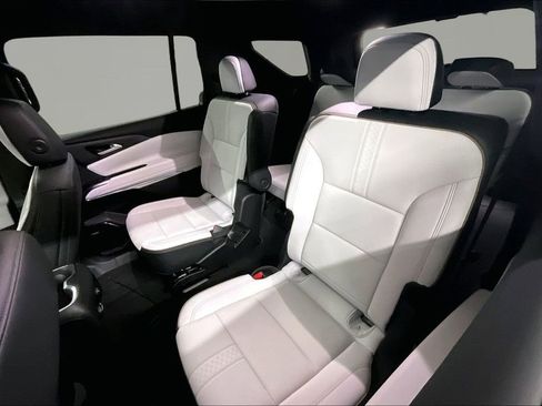 Used 2024 Chevrolet Traverse RS image 25