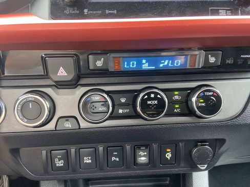 Used 2016 Toyota Tacoma TRD Sport AWD/4WD image 25