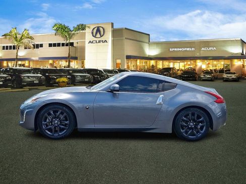 Used 2017 Nissan 370Z Coupe RWD image 4
