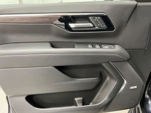 Used 2025 Chevrolet Suburban Premier image 21