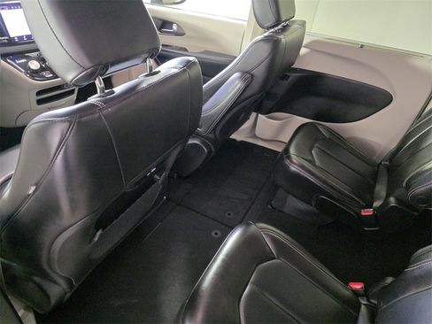 Certified 2023 Chrysler Pacifica Touring-L image 16