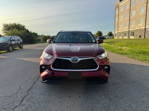 Used 2021 Toyota Highlander XLE AWD/4WD image 14