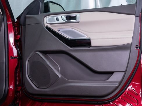 Used 2023 Ford Explorer Platinum w/ Technology Package image 9