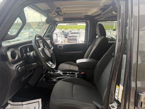 Used 2019 Jeep Wrangler Unlimited Sahara AWD/4WD image 29