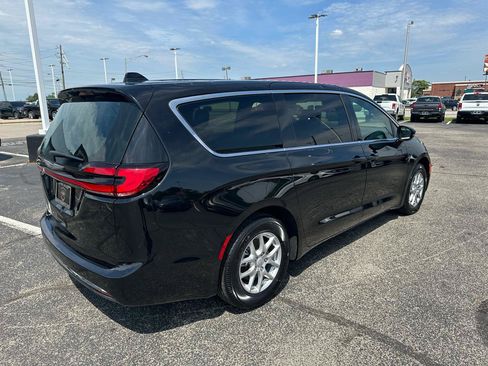 Used 2026 Chrysler Pacifica Select FWD image 8