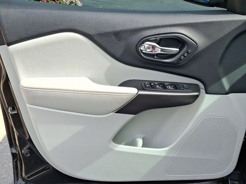 Used 2019 Jeep Cherokee Limited w/ Technology Group image 13