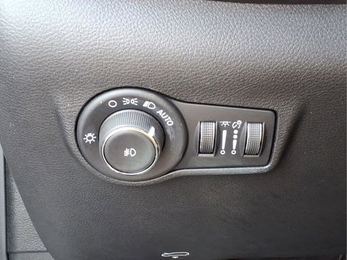 Used 2025 Jeep Compass Limited image 17