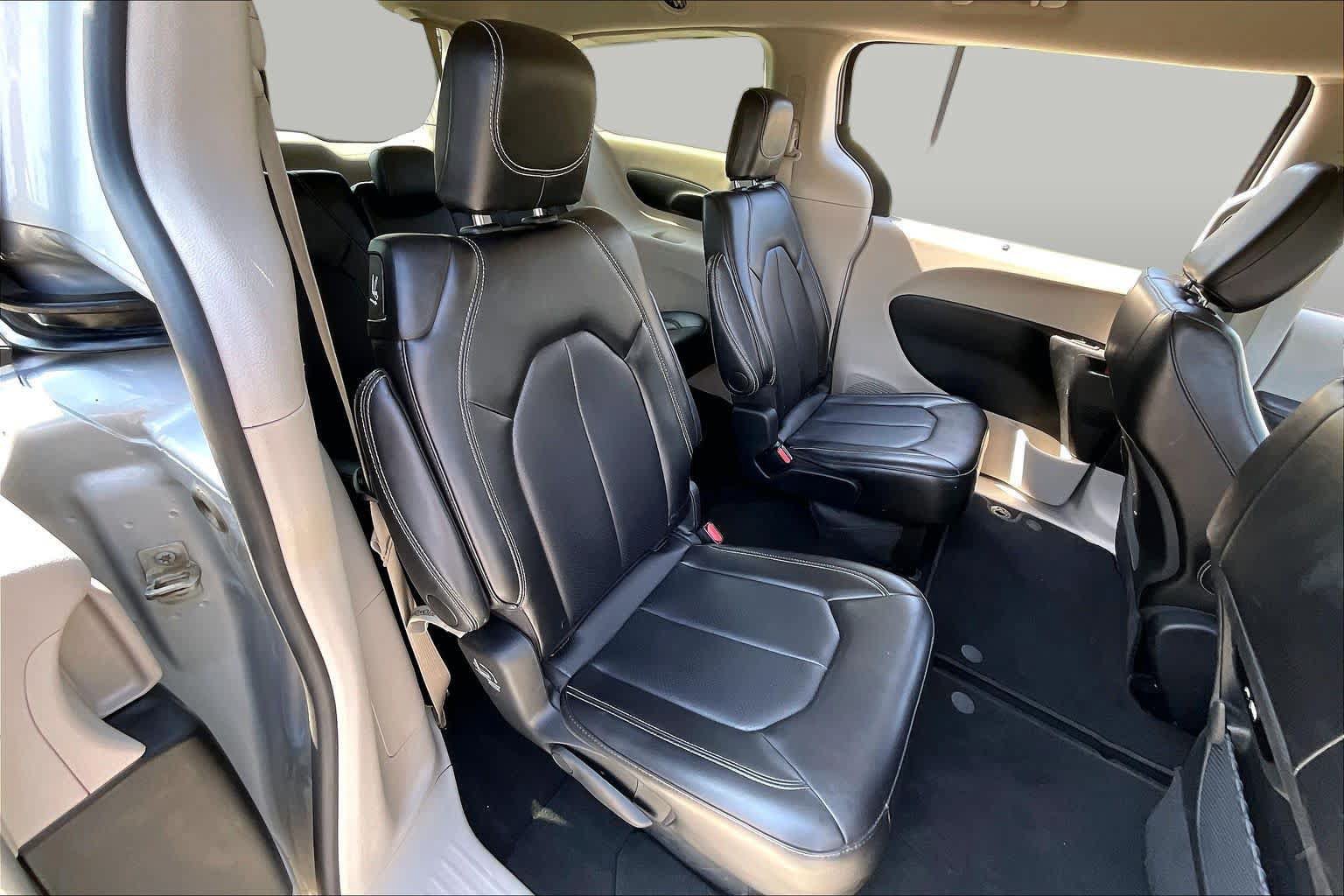 Used 2024 Chrysler Pacifica Touring-L FWD image 18