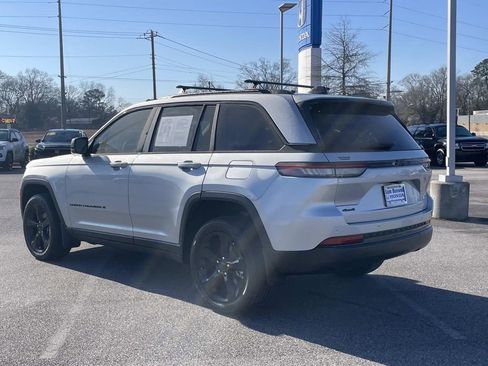 Used 2024 Jeep Grand Cherokee Altitude image 4