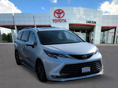 Used 2025 Toyota Sienna Platinum image 2