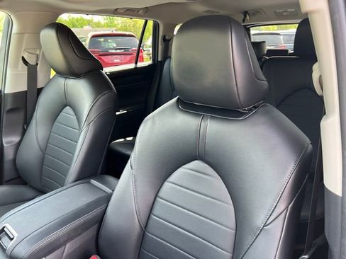 Used 2022 Toyota Highlander XLE AWD/4WD image 15