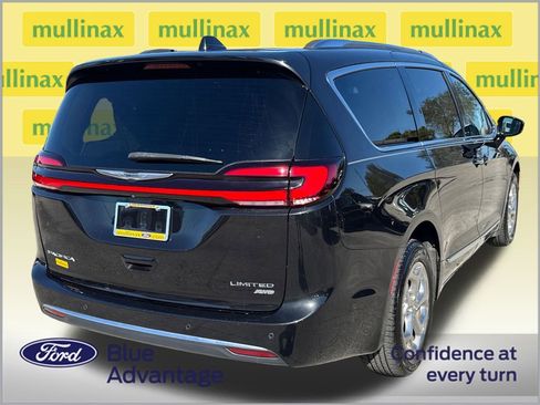 Used 2021 Chrysler Pacifica Limited w/ Uconnect Theater Family Group image 4