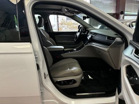 Used 2022 Jeep Grand Cherokee Overland w/ Adv Protech Group III RWD image 28