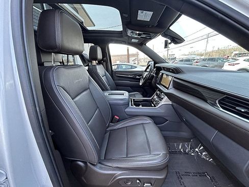 Used 2021 GMC Yukon XL Denali w/ Denali Premium Package image 8