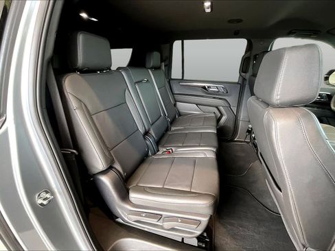 Used 2026 Chevrolet Suburban LT RWD image 21