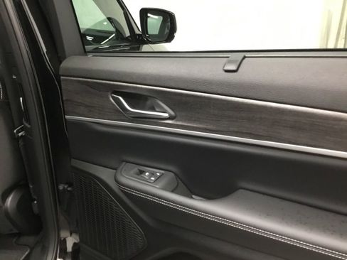 New 2025 Jeep Grand Cherokee L Limited w/ Luxury Tech Group II image 23