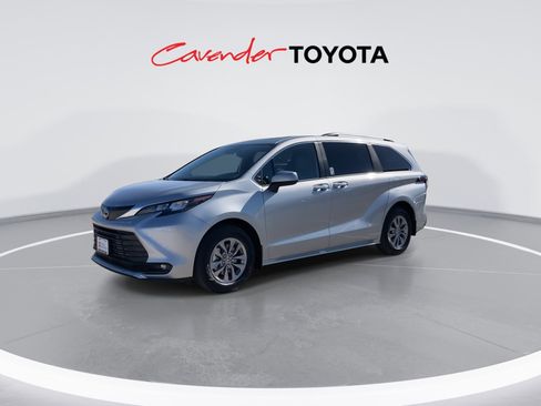 Certified 2025 Toyota Sienna XLE image 4