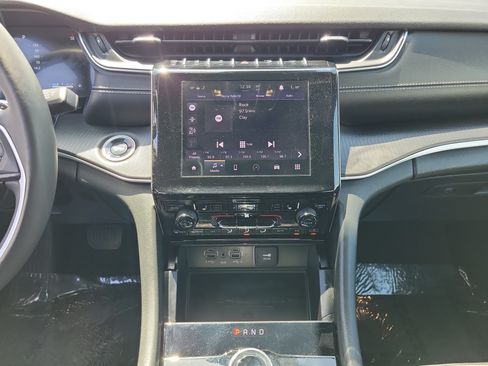 Used 2024 Jeep Grand Cherokee Altitude RWD image 17