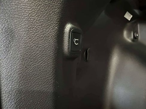 Used 2019 Jeep Cherokee Trailhawk w/ Comfort & Convenience Group AWD/4WD image 35