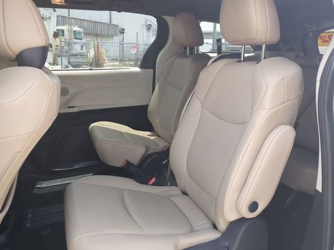 Used 2021 Toyota Sienna XLE FWD image 17