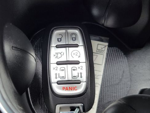 Used 2025 Chrysler Pacifica Limited FWD image 24