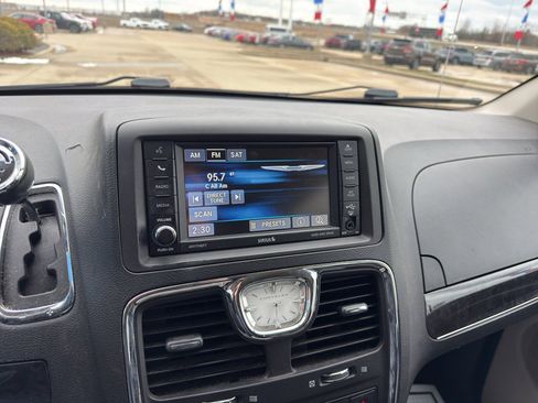 Used 2015 Chrysler Town & Country Touring-L w/ Driver Convenience Group image 17