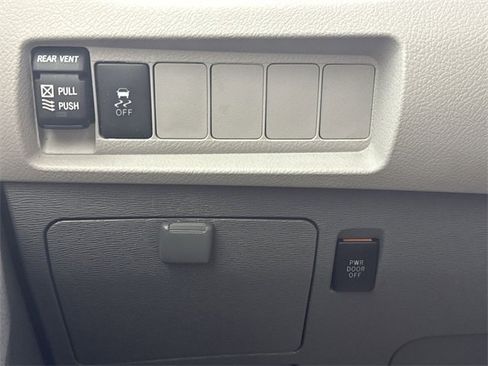 Used 2020 Toyota Sienna XLE image 17