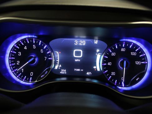 Used 2023 Chrysler Pacifica Touring-L image 5