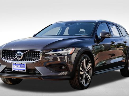 Used 2025 Volvo V60 B5 Cross Country Plus image 3