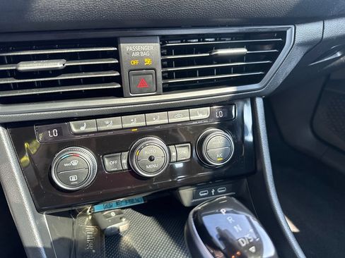 Used 2024 Volkswagen Jetta SE FWD image 15