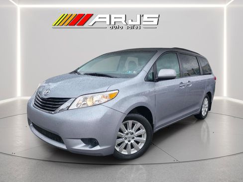 Used 2013 Toyota Sienna LE w/ Towing Pkg image 1