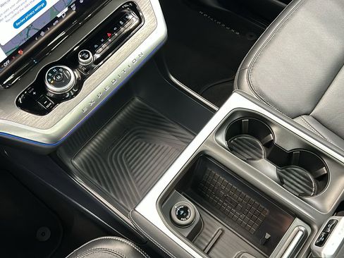 Used 2025 Ford Expedition Platinum w/ Driver's Package image 29