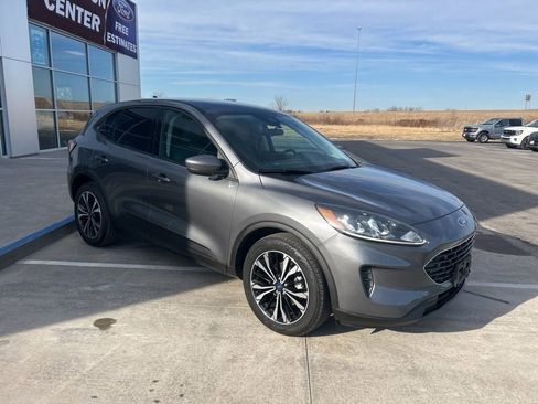 Used 2021 Ford Escape SE w/ SE Sport Appearance Package image 7