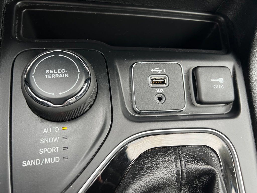 Used 2020 Jeep Cherokee Limited w/ Technology Group AWD/4WD image 42