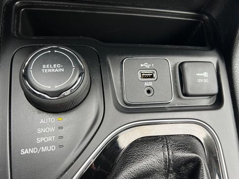 Used 2020 Jeep Cherokee Limited w/ Technology Group AWD/4WD image 42
