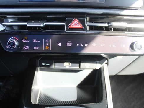 Used 2025 Kia Niro LX image 35