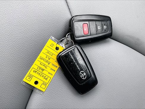 Used 2023 Toyota Highlander XLE AWD/4WD image 15