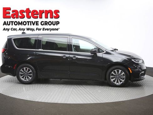 Used 2023 Chrysler Pacifica Touring-L image 46