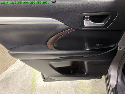 Used 2017 Toyota Highlander XLE AWD/4WD image 31