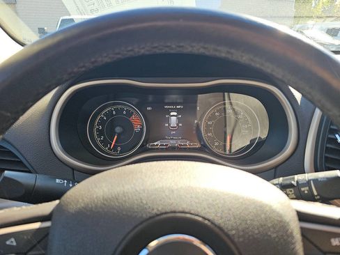 Used 2017 Jeep Cherokee Trailhawk image 16