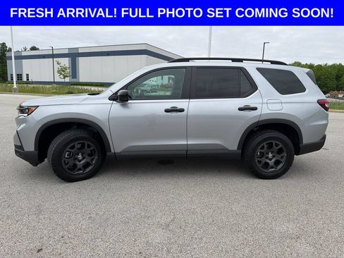 Used 2025 Honda Pilot TrailSport image 7